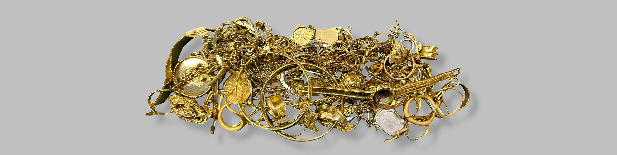 Altgoldschmuck. Wertvolle Juwelen in einer funkelnden Masse. Luxus und Reichtum vereint.