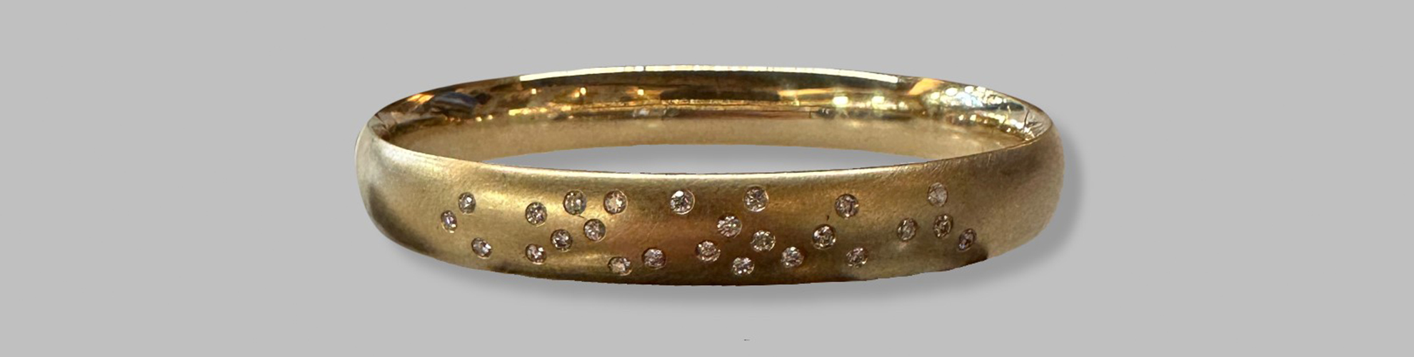Ein goldiger Ring mit funkelndem Stein.