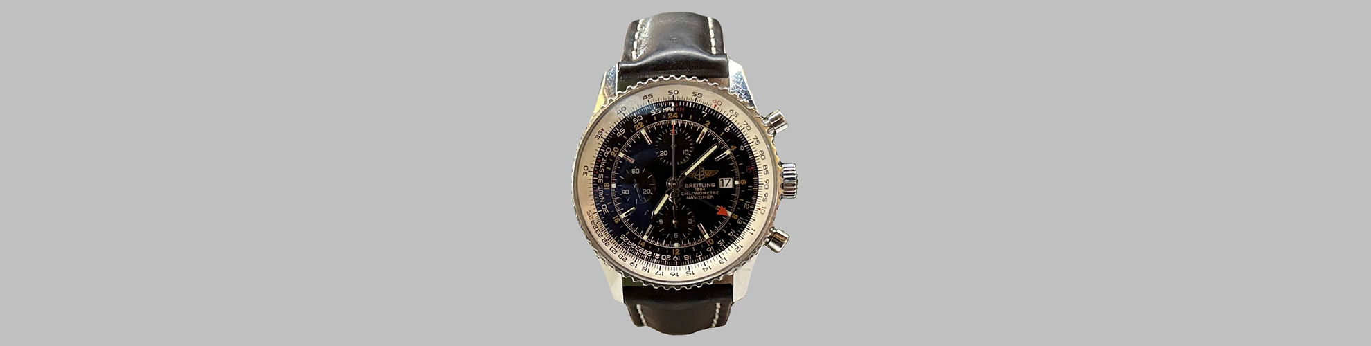 Eine Uhr von Breitling mit schwarzem Zifferblatt und silbernem Ziffernblatt.