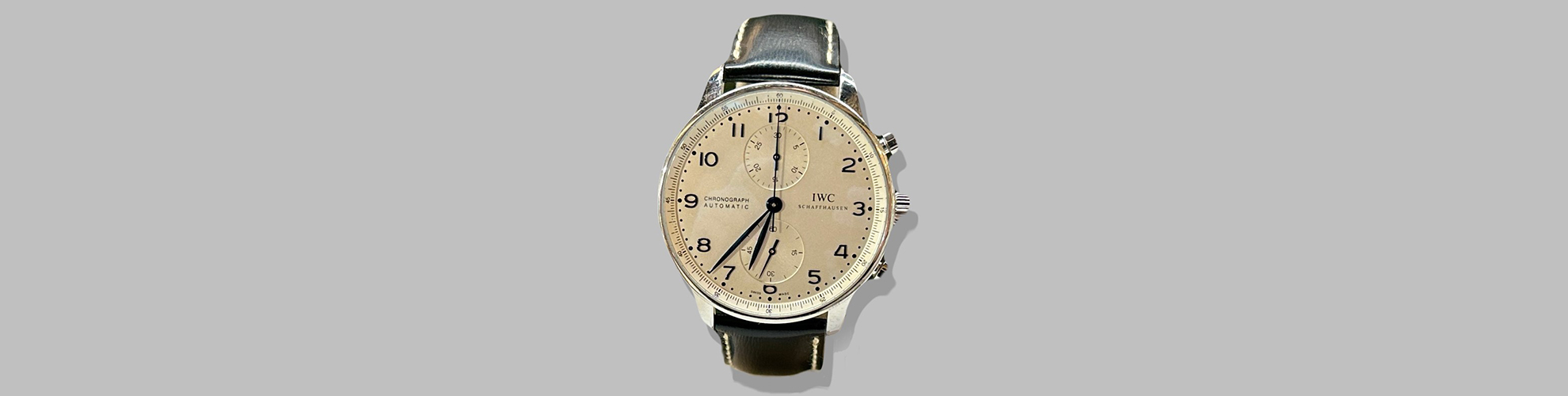Uhr, IWC Schaffhausen: Ein eleganter Zeitmesser mit przisem Uhrwerk und stilvollem Design.