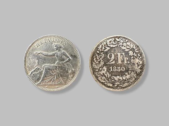 Zwei silberne Münzen mit dem Bild einer Frau darauf. Numismatik, Münzen, 2 Fr., Schweiz.